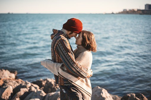 定亲戒指和結婚戒指的區別 定亲戒指戴哪一个手指